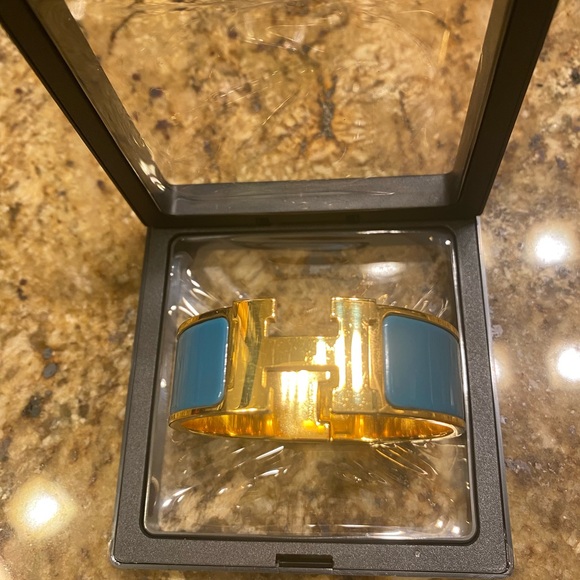 Hermes Elegant CLIC H  gold bracelet teal enamel accent. Stylish and bold design - Picture 5 of 5